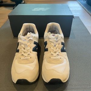 New Balance 574 size 10.5 White/Crimson/Blue